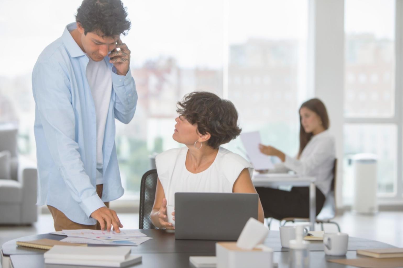 Sessione di formazione finanziaria con analisi di casi reali