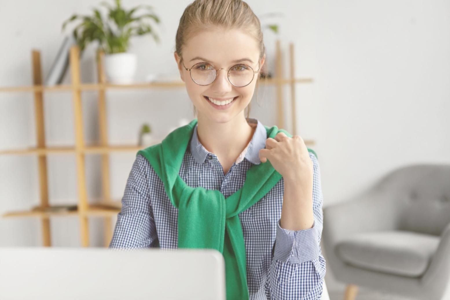 Studente che lavora con materiali didattici e documenti finanziari