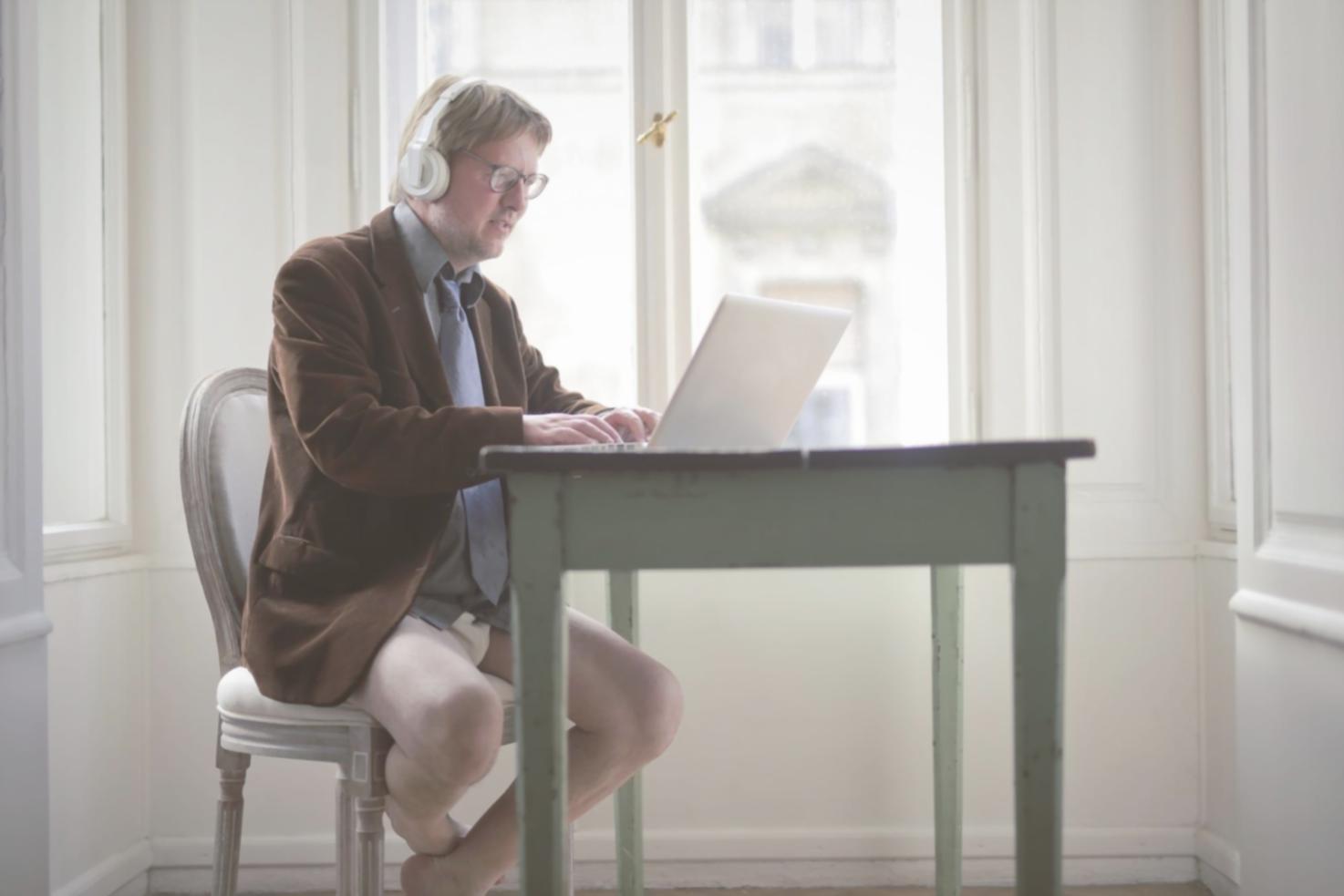 Imprenditore che analizza documenti finanziari e pianifica la crescita aziendale